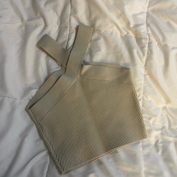 ARITZIA: Babaton Sculpt Knit Criss-Cross Crop Top 🤍 - Picture 3 of 4